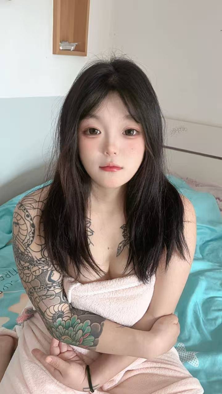 丰满、大长腿、少女感