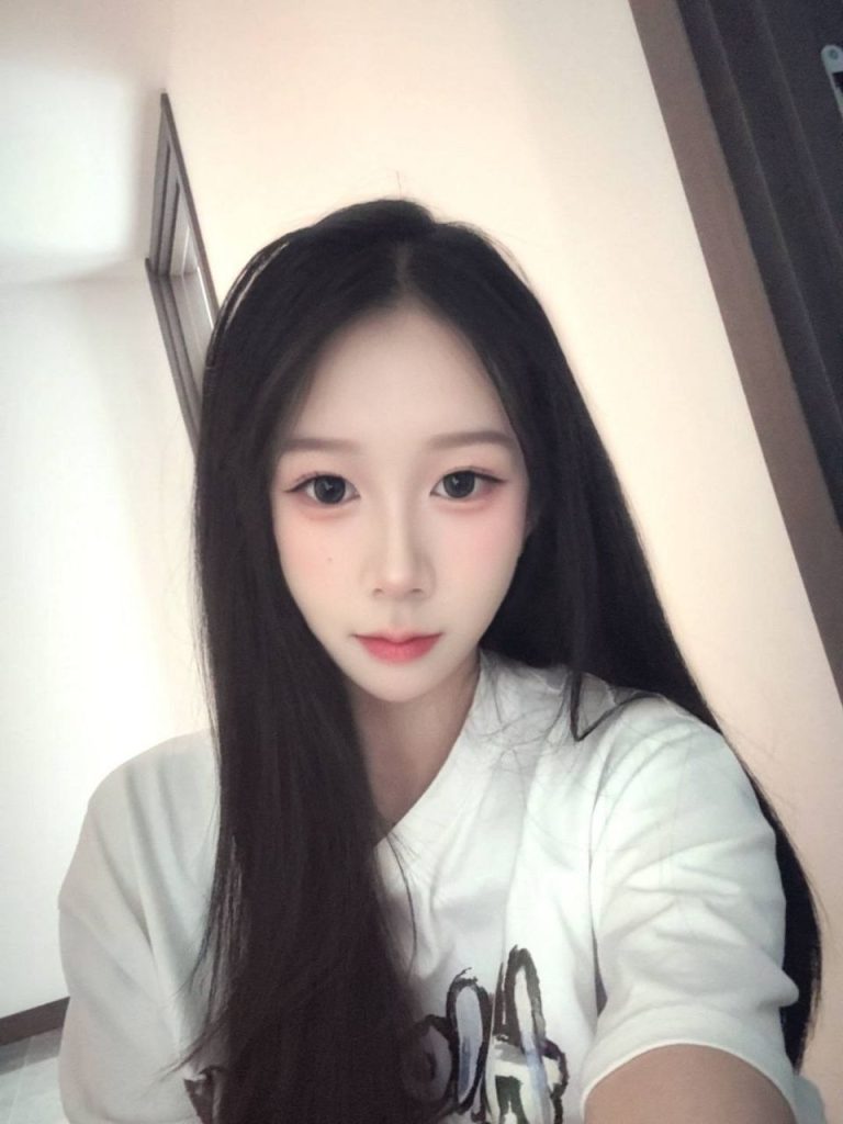 少女感、大长腿、刚下海、清纯