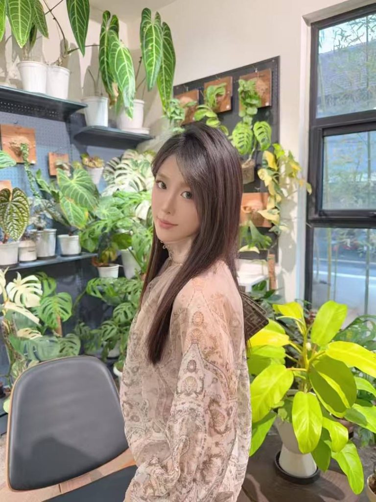 高挑身材、态度热情、水中服务