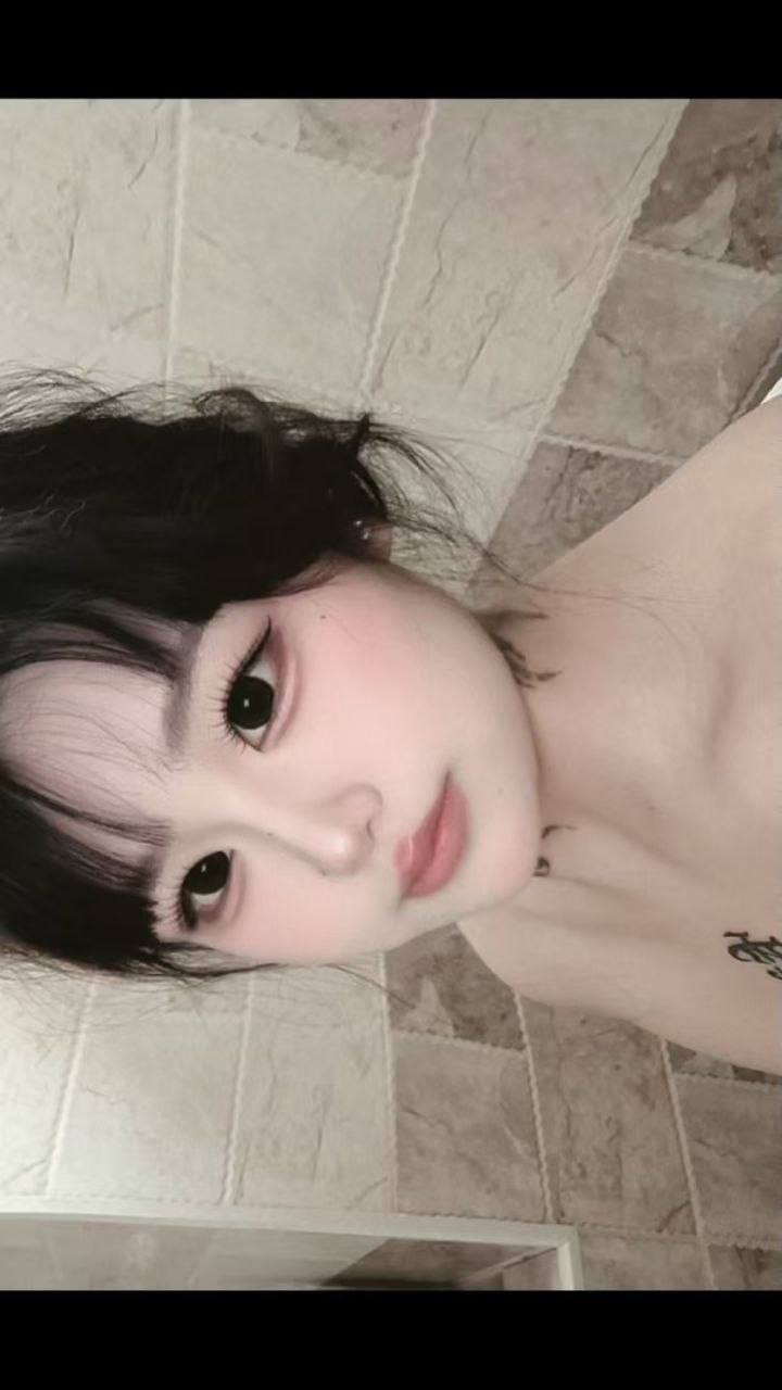 性格开朗、主动热情、身材火辣