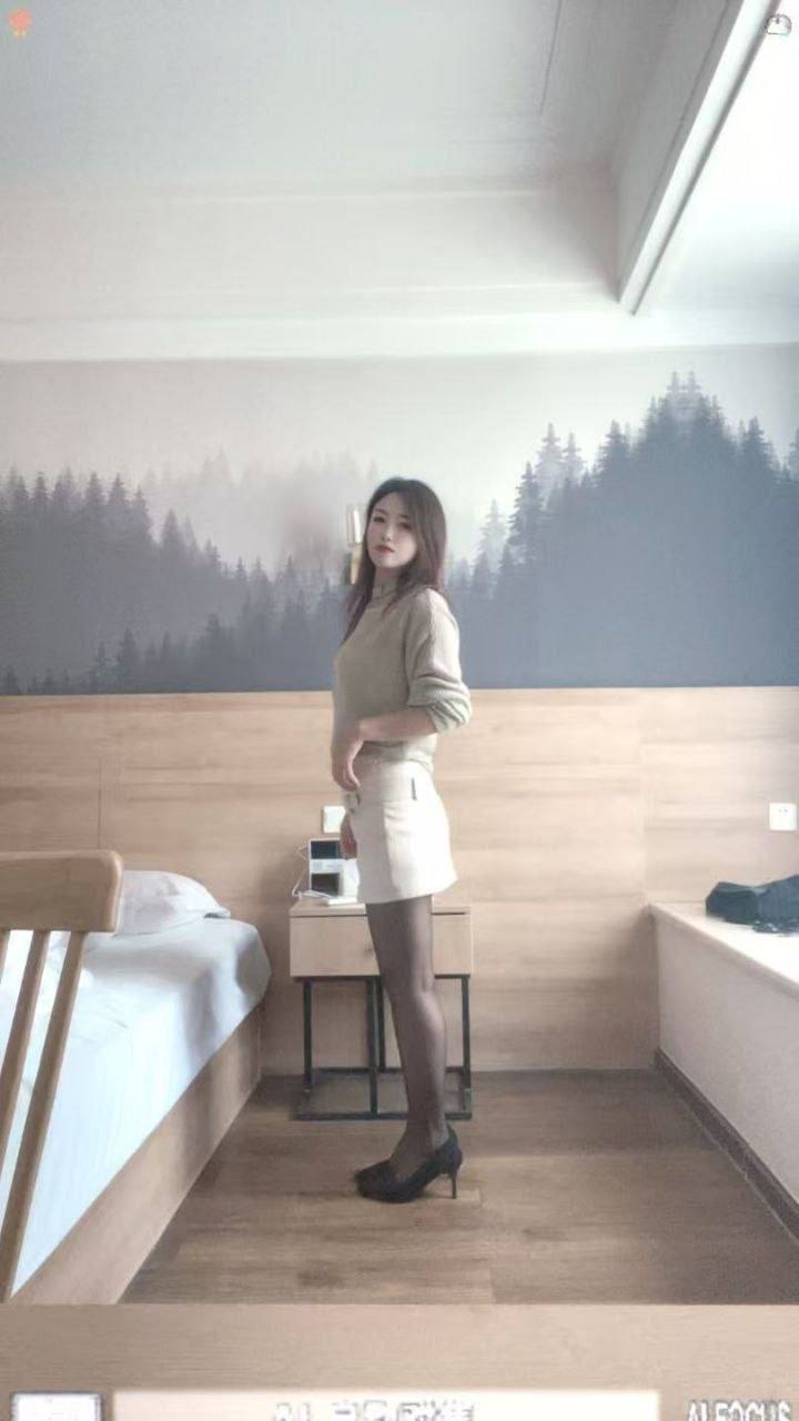 轻熟、黑丝制服、漫游