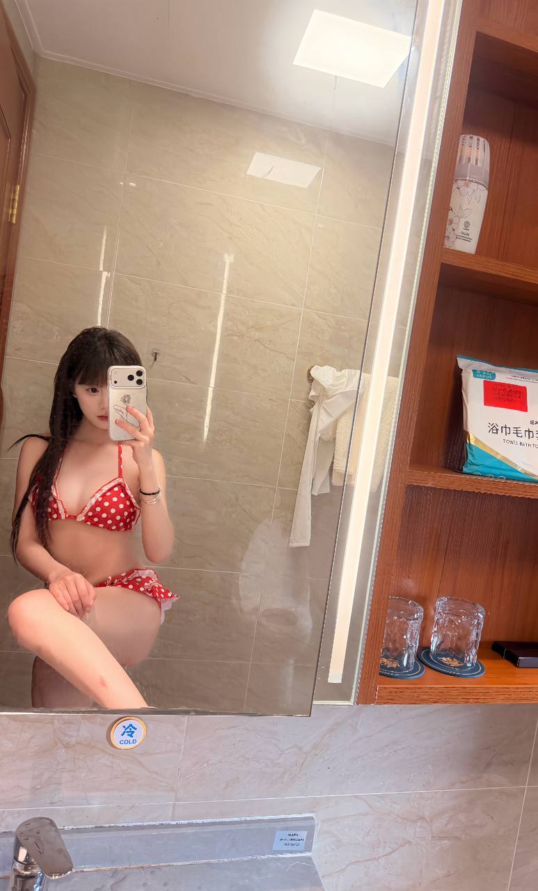 少女感、大长腿、乖巧
