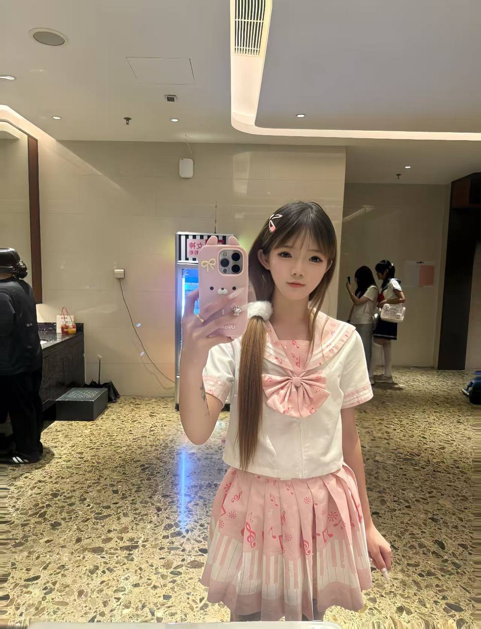 年轻、皮肤白嫩、温柔、丝袜诱惑
