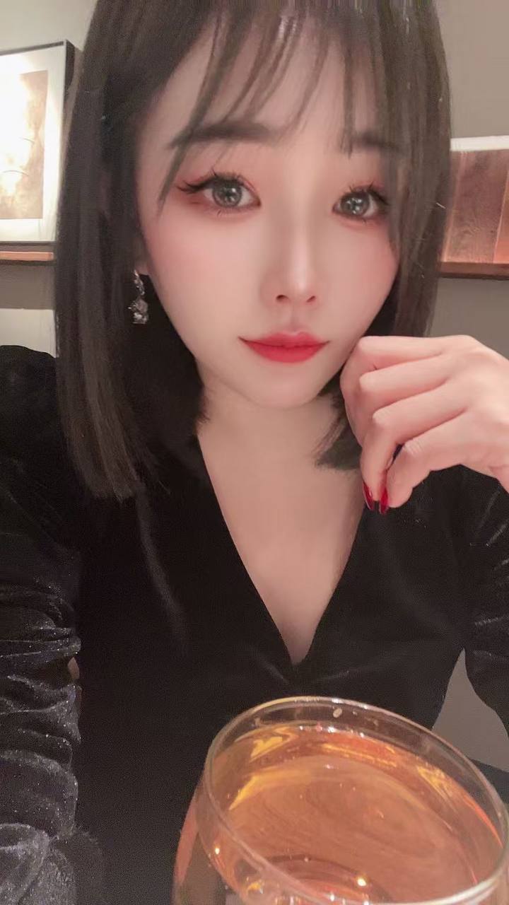娇小、温柔、清纯