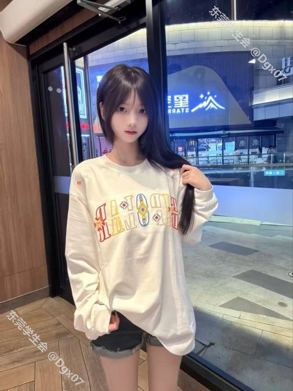 可爱学生、丝袜制服、热情主动