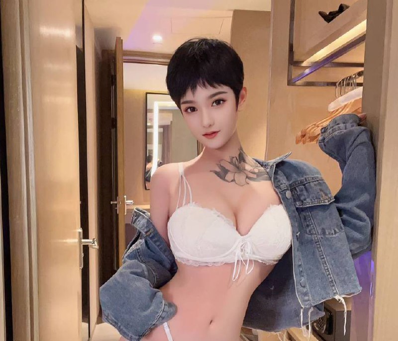 短发、个性、少许纹身、清纯