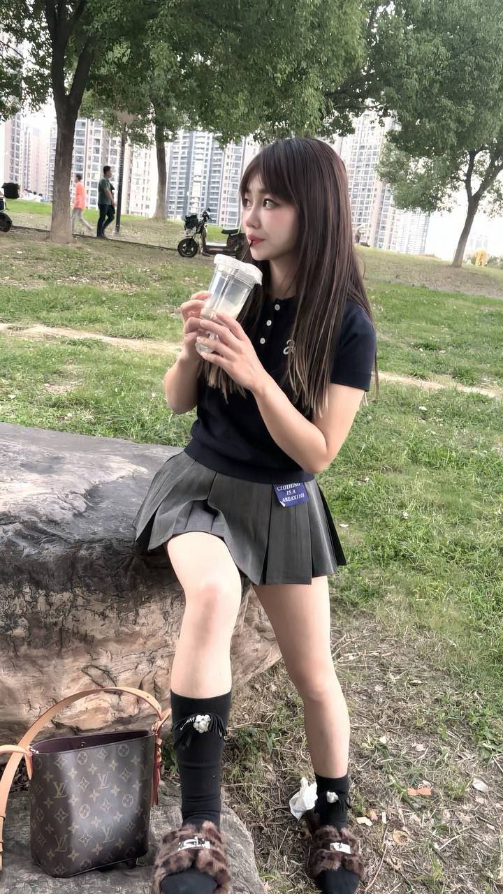 丝袜调情、制服剧情、姿势配合、清纯（武汉市、湖北省）资料图片第 1 张