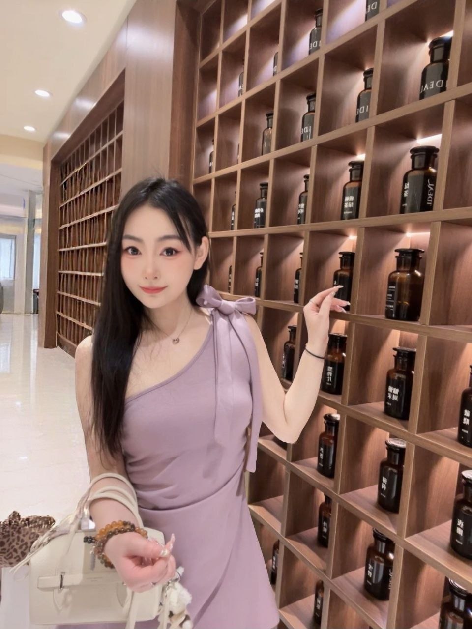 嫩妹、舌吻、女友感、制服诱惑（广东省、广州市）资料图片第 1 张