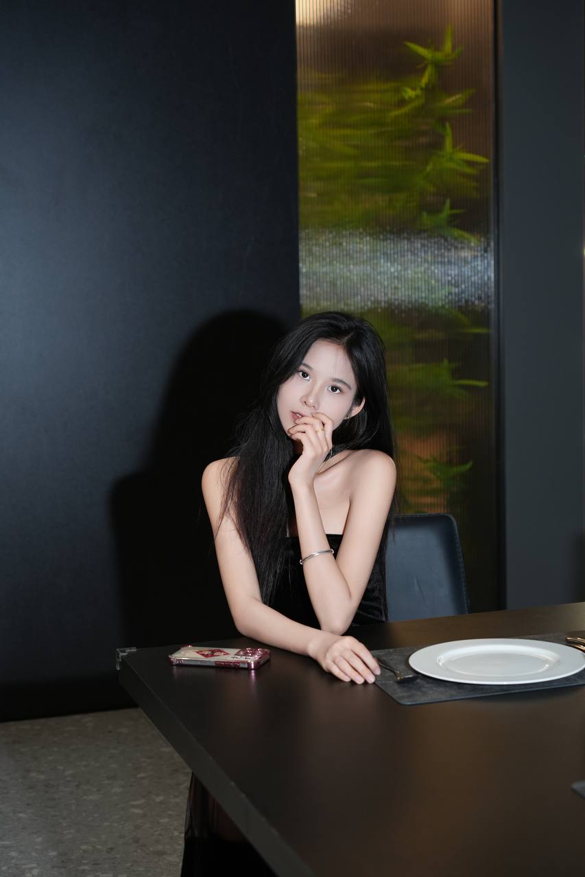 少女感、大长腿、丝袜诱惑