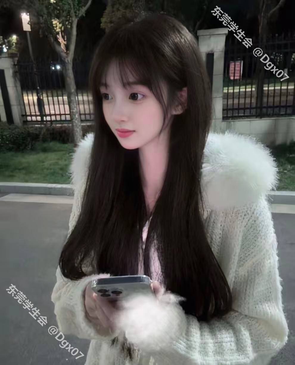 年轻貌美、乖巧懂事、丝袜制服