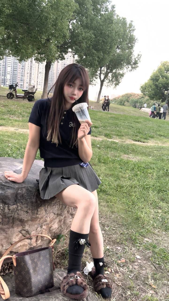 丝袜调情、制服剧情、姿势配合、清纯（武汉市、湖北省）资料图片第 2 张