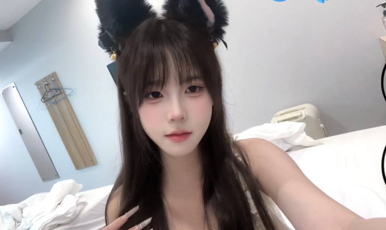 娇小萝莉、情趣内衣、鸳鸯服务