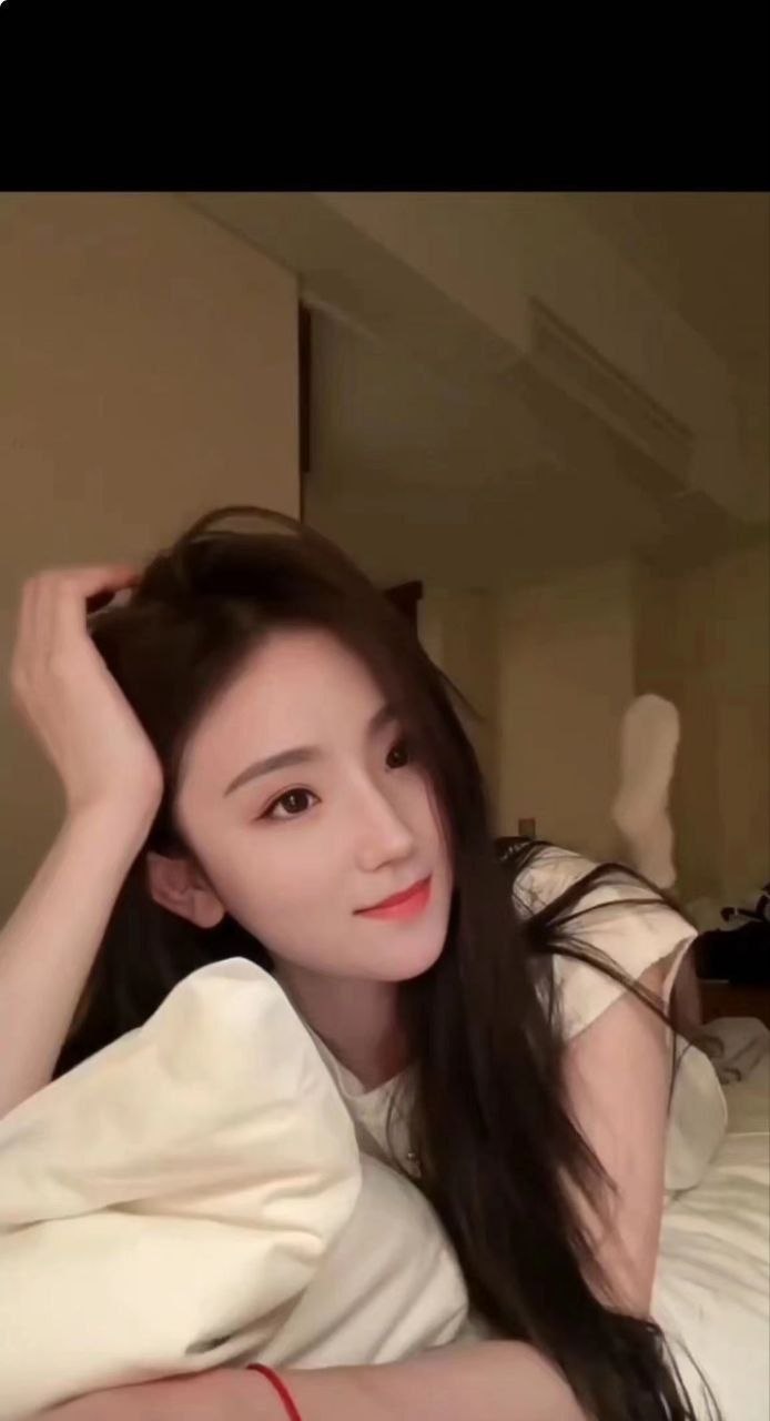 皮肤白皙、身材匀称、风情妩媚