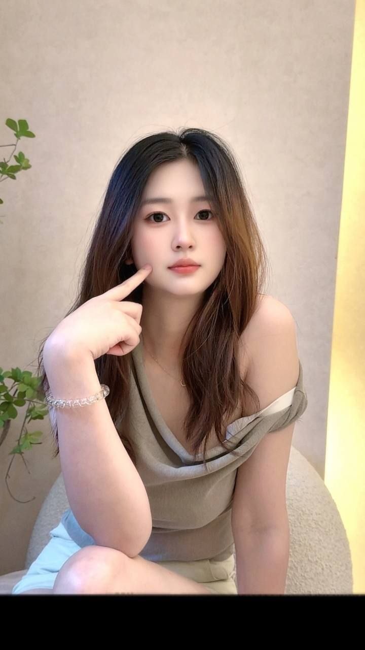 大长腿、肤白貌美、态度温柔、少女感